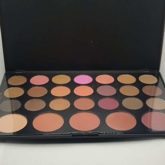 Bh Cosmetics 26 color eyeshadow & blush palette - Picture 6 of 6